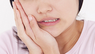 歯ぐきに埋まっている埋伏歯（親知らず）も当院で抜歯が可能です